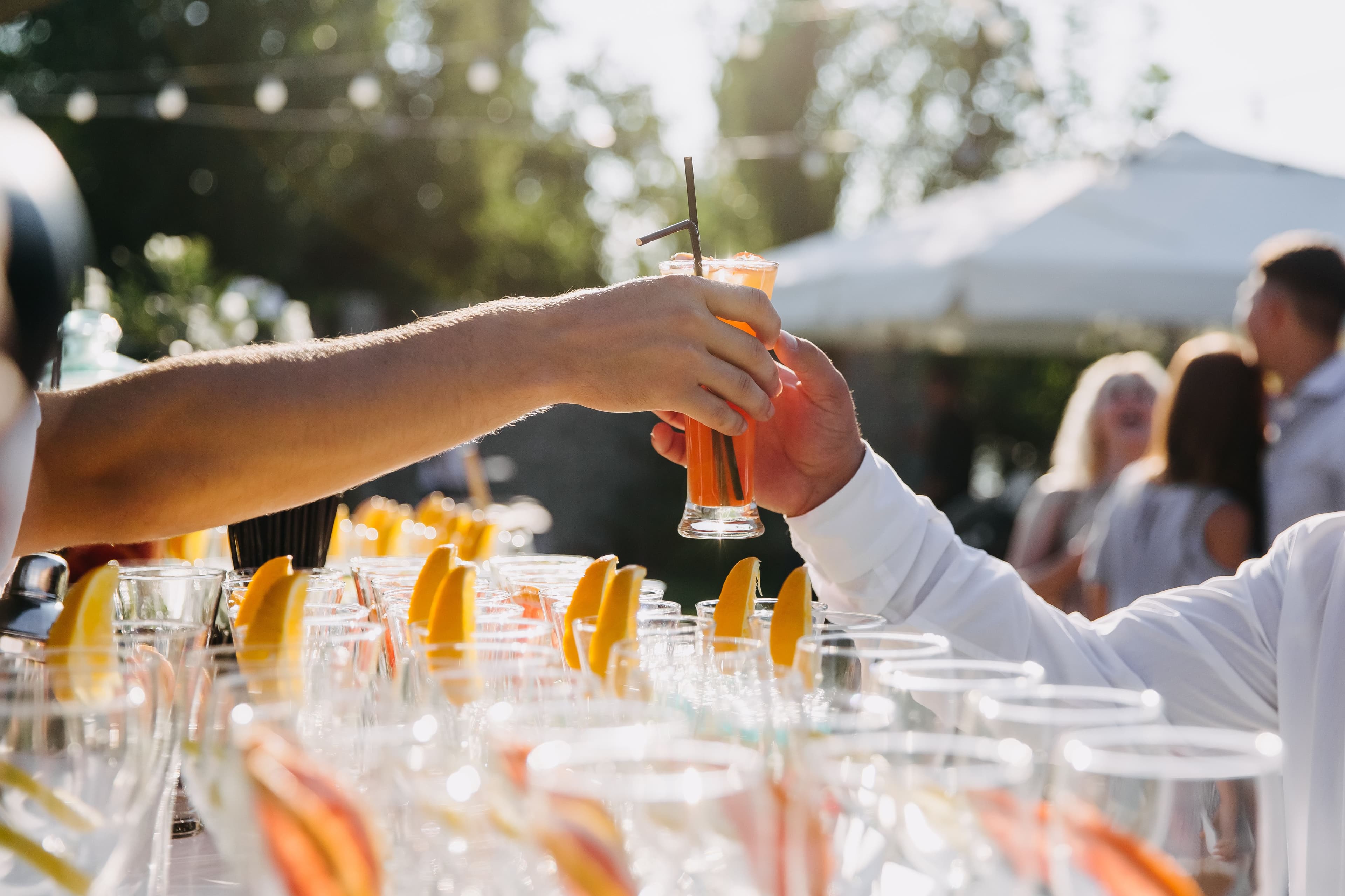 Barkeeper serviert Cocktails bei einer Abendveranstaltung