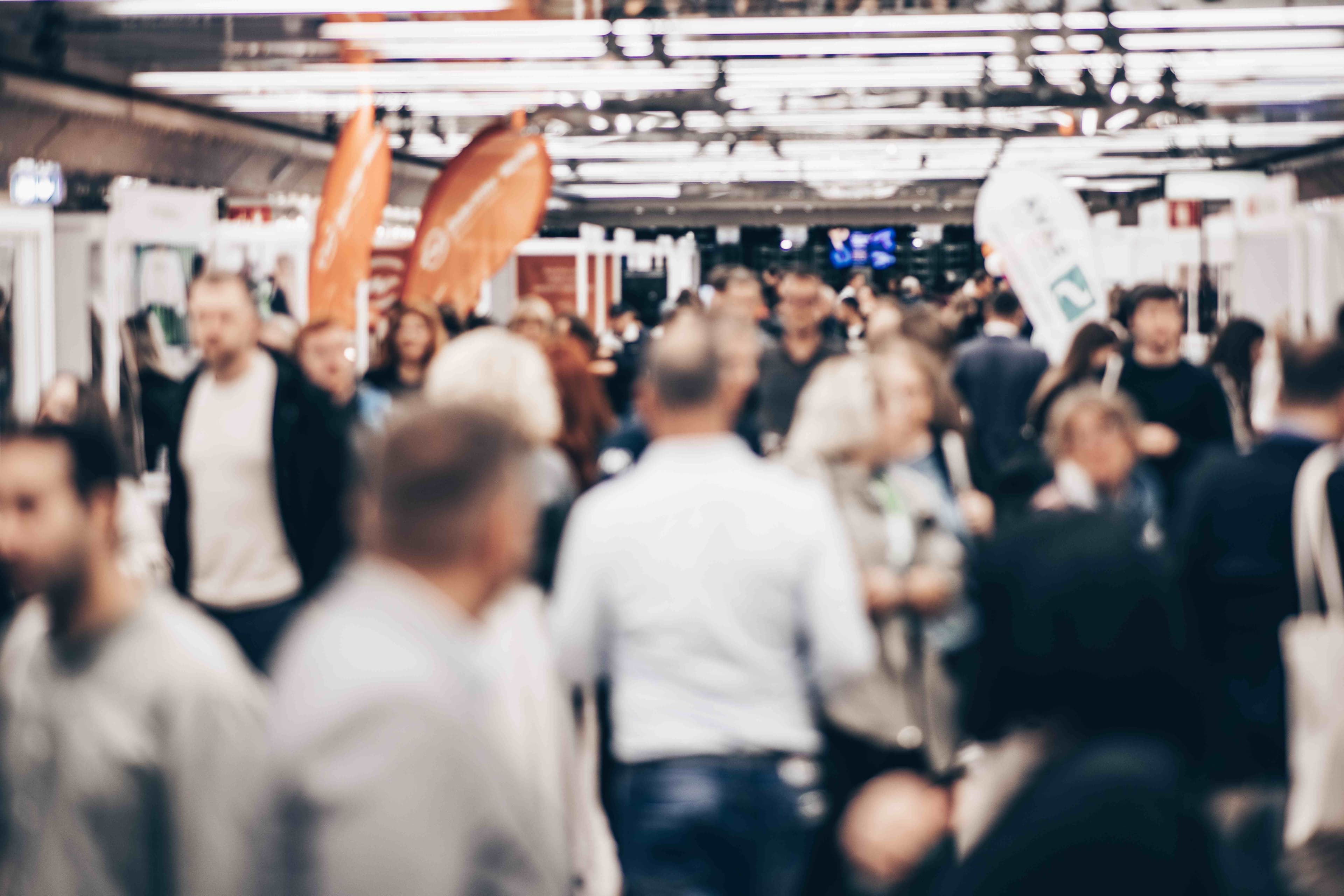 Besuchermenge auf einer Messe