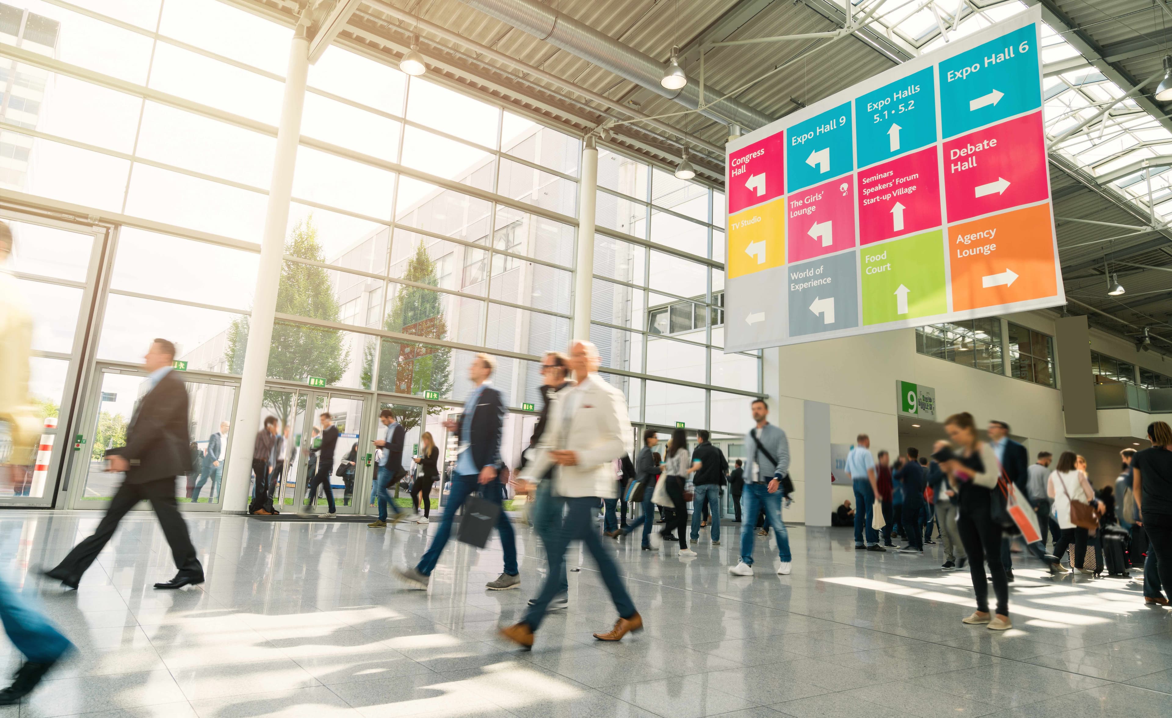 Fachpublikum auf einer Messe